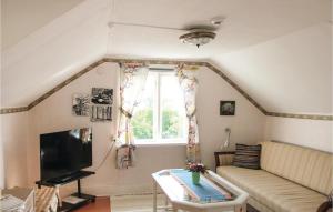 un soggiorno con divano e finestra di 1 Bedroom Nice Home In Sturk a Ryd