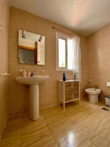 uma casa de banho com um lavatório, um WC e um espelho. em Casa Paty Fuerteventura em Puerto del Rosario