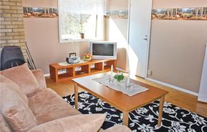 DrakabyggetにあるNice Home In rkelljunga With 2 Bedrooms And Wifiのリビングルーム(ソファ、テーブル付)