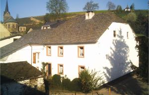 une maison blanche avec un toit marron dans l'établissement Haus Marx, à Burg-Reuland