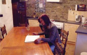 une femme assise à une table signant un document dans l'établissement Haus Marx, à Burg-Reuland