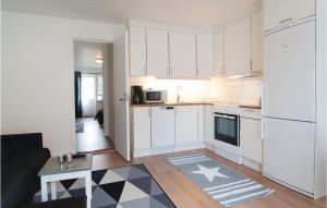 Virtuve vai virtuves zona naktsmītnē Beautiful Apartment In Gotlands Tofta With 1 Bedrooms
