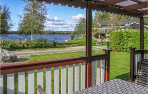 HölmingeにあるBeautiful home in Ljungby with 1 Bedrooms and WiFiの家の玄関から湖の景色