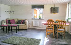HölmingeにあるBeautiful home in Ljungby with 1 Bedrooms and WiFiのリビングルーム(ソファ、テーブル付)