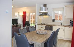 een keuken en eetkamer met een houten tafel en stoelen bij Buitengoed Het Lageveld - 137 in Hoge-Hexel