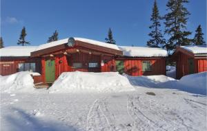 ein schneebedecktes Haus mit einem Schneehaufen in der Unterkunft Nice Home In Sjusjen With House A Mountain View in Sjusjøen
