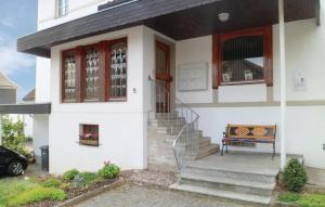 メーデバッハにあるAmazing Apartment In Medebach With Wifiの白い家