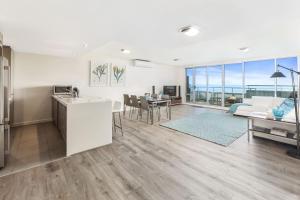 cocina y sala de estar con vistas al océano en Point Grey Apartment 13, en Lorne 9 fotos más