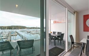 comedor con vistas al puerto deportivo en Priwallpromenade 29, Whg 15, en Priwall 28 fotos más