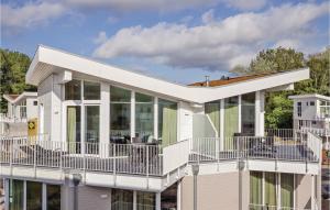 una casa con un ampio ponte con finestre in vetro di Dünenvilla 22, Whg 10 a Travemünde
