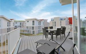 un balcone con tavolo, sedie e edifici di Dünenvilla 22, Whg 10 a Travemünde Altre 27 foto