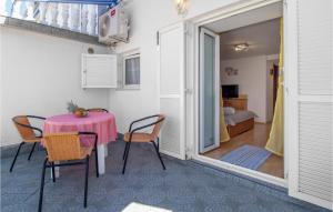 een kleine kamer met een tafel en stoelen en een slaapkamer bij Pet Friendly Apartment In Jadranovo With Wifi in Jadranovo