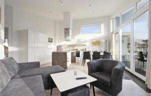 ein Wohnzimmer mit einem Sofa, Stühlen und einem Tisch in der Unterkunft Dnenvilla Penthouse in Travemünde