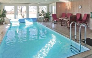 Poolen vid eller i närheten av Amazing Home In Vessigebro With 4 Bedrooms, Sauna And Wifi