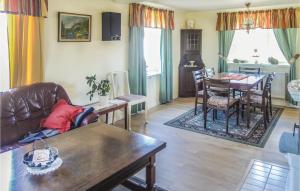 VessigebroにあるAmazing Home In Vessigebro With 4 Bedrooms, Sauna And Wifiのリビングルーム(ソファ、テーブル付)