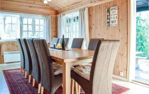 Cozy Home In Hemsedal With Kitchen في هيمسيدال: غرفة طعام مع طاولة وكراسي خشبية