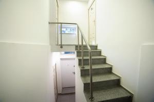 Apartment Cozy Home 3 في روس: درج في غرفة ذات جدار أبيض