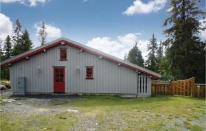 Sjusjøenにある3 Bedroom Amazing Home In Sjusjenの赤い扉・柵の白い建物