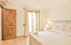 A bed or beds in a room at Gorgeous Apartment In S,teresa Di Gallura Ot With Kitchenette