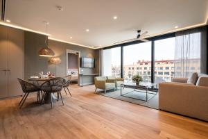 ein Wohnzimmer mit einem Tisch, Stühlen und einem Sofa in der Unterkunft Apartamentos Core Suites Valencia in Valencia