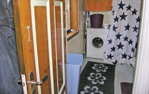 un piccolo bagno con lavatrice e lavatrice di Stunning home in Lidhult with 2 Bedrooms a Ljushult