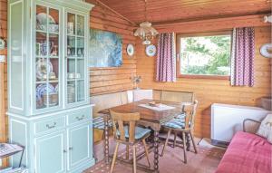 une salle à manger avec une table et une armoire dans l'établissement Awesome Home In Schlindermanderscheid With 2 Bedrooms And Wifi, à Schlindermanderscheid