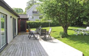 un patio con sillas y una mesa en una casa en Beautiful Home In Mlndal With Kitchen, en Mölndal