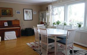 comedor con mesa blanca y sillas en Beautiful Home In Mlndal With Kitchen, en Mölndal