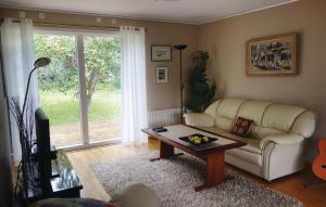 Khu vực ghế ngồi tại Beautiful Home In Mlndal With Kitchen