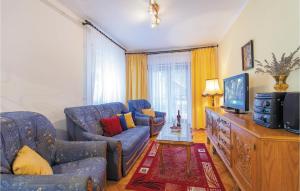Posezení v ubytování 2 Bedroom Cozy Apartment In Okrug Gornji