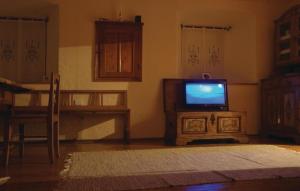 a living room with a tv sitting on a table at Stunning Apartment In Mozirje With Kitchen in Mozirje