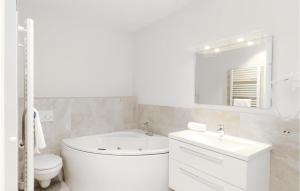 uma casa de banho branca com um WC e um lavatório em Promenadenvilla em Travemünde