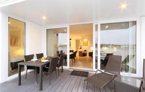ein Esszimmer mit Tisch und Stühlen in der Unterkunft Priwallpromenade 2, Whg 11 in Travemünde