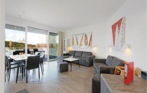 ein Wohnzimmer mit einer Couch und einem Tisch in der Unterkunft Priwallpromenade 2, Whg 11 in Travemünde