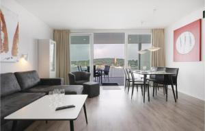 ein Wohnzimmer mit einer Couch und einem Tisch mit Stühlen in der Unterkunft Priwallpromenade 2, Whg 11 in Travemünde