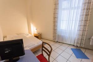 Televisi dan/atau pusat hiburan di Stadthof Budget Hotel Basel City Center