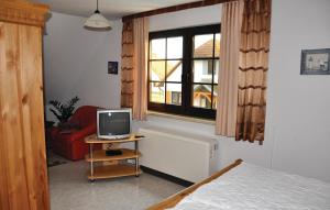 TV a/nebo společenská místnost v ubytování Beautiful Home In Fuhlendorf With Wifi