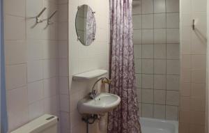 ein Badezimmer mit einem Waschbecken, einem WC und einem Spiegel in der Unterkunft De Eekhof - Appartement Susan in Hindeloopen