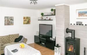 Il comprend un salon avec une cheminée et une télévision. dans l'établissement Sandshamn, à Sandshamn