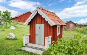 GnestaにあるLovely Home In Gnesta With Wifiの野地の赤屋根小屋