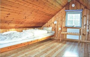 Ce lit se trouve dans une chambre en bois dotée d'une fenêtre. dans l'établissement Stunning Home In Kristdala With Kitchen, à Malghult