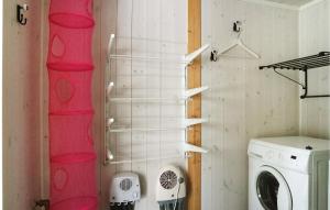 uma lavandaria com uma máquina de lavar roupa e prateleiras cor-de-rosa em Sjusjen-pihl 89 em Sjusjøen
