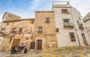 motocykl zaparkowany przed budynkiem w obiekcie Amazing Home In Bocairent w mieście Bocairent