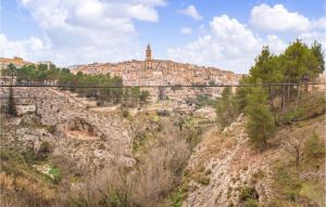 miasto na szczycie góry z mostem w obiekcie Amazing Home In Bocairent w mieście Bocairent +9 zdjęć