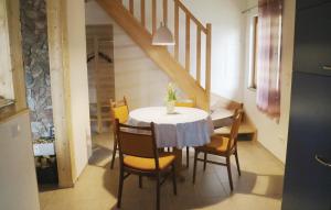 MosbachにあるNice Home In Wutha-farnoda,mosbach With Wifiのダイニングルーム(白いテーブル、椅子付)