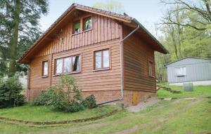 ein kleines Haus mit einem Gameradach in der Unterkunft Stunning Home In Wutha-farnoda,mosbach With 2 Bedrooms in Mosbach