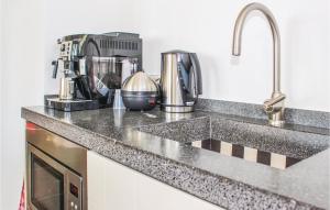 ドンヘンにあるAmazing Home In Dongen With Kitchenのキッチン(シンク付きカウンタートップ付)