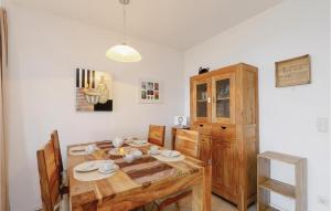 Un comedor con mesa y sillas de madera. en 2 Bedroom Gorgeous Apartment In Rechlin, en Rechlin