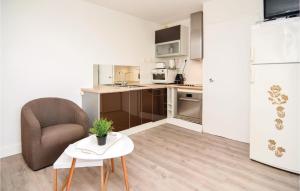 Η κουζίνα ή μικρή κουζίνα στο Stunning Apartment In Sète With Wifi