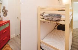 Poschodová posteľ alebo postele v izbe v ubytovaní Beautiful Apartment In Ste With Kitchen